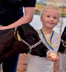 Jungzüchter Nele Agarius (4 Jahre) ist stolz auf ihre Medaille Das beste Typtier Mondfee (v.