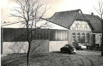 PKW-Anhängern. Im Jahre 1967 wurde dann die erste eigene Produktionshalle fertiggestellt. Somit konnte auch mit der Fertigung erster Fahrzeugaufbauten begonnen werden.