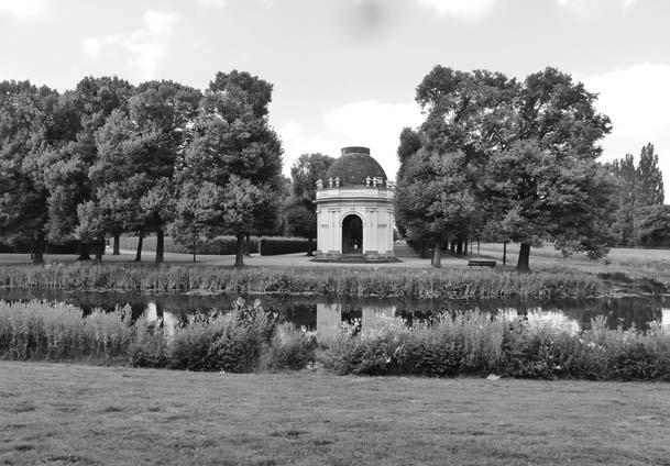 Joachim Wolschke-Bulmahn 19 Abb. 3 Einer der beiden Eckpavillons des Großen Garten Herrenhausen, von Remy de la Fosse (Juli 2013) (Abb. 3).