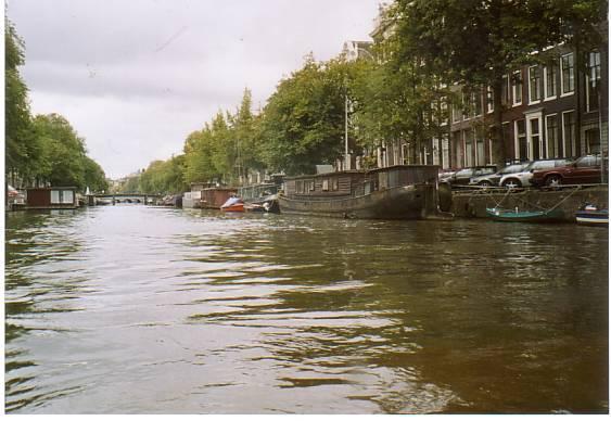 Wir beginnen den Tag in Amsterdam mit einer Grachtenrundfahrt, um so den alten Stadtkern von Amsterdam kennen zu lernen.