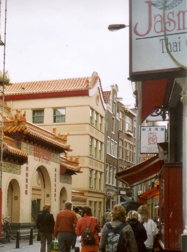 Das chinesische Viertel von Amsterdam findet man rund um den Nieuwmarkt. Hier gibt es chinesische Läden und Restaurants, und den Chinesischen He Hwa Tempel.