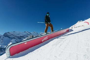 Für Snowboard- und Skiakrobaten steht bei der Sesselbahn Kandahar der SKYLINE SNOWPARK mit Kickers, Rails und Boxen bereit.