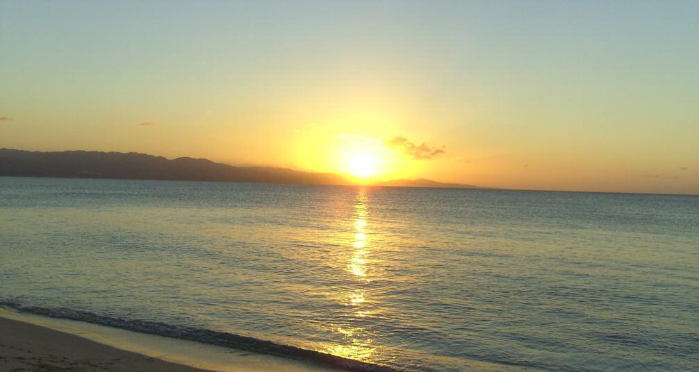 Perfekte Kulisse: Der Sunset am Beach von Jamaika. In Falmouth angekommen, fahren Sie zur Glistening Water Bay. Hier erwartet Sie nach Einbruch der Dunkelheit ein Naturschauspiel.