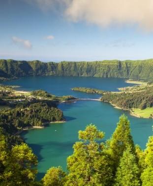 4. Tag: Blau-grüne Seen und schwarze Lava Die malerischen Zwillingsseen von Sete Cidades sind ein Höhepunkt auf jeder Azorenreise. Bei gutem Wetter wandern wir entlang des imposanten Kraters.