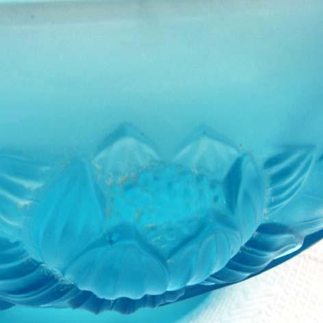 Abb. 2012-1/35-03 Schale mit Seerosen hellblaues Pressglas, fein mattiert, H 12,5 cm, D 22 cm Sammlung Kuban ohne Marke s.
