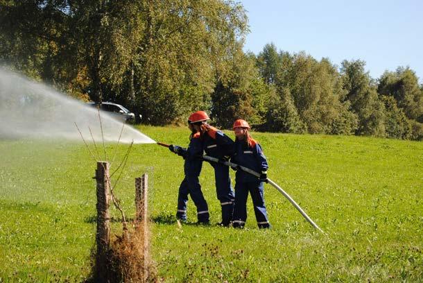 Nach der Alarmierung über die Integrierte Leitstelle durch Kreisbrandmeister Lothar Venus traf die Feuerwehr Breitenberg innerhalb von sieben Minuten am Brandplatz ein und setzte sofort das