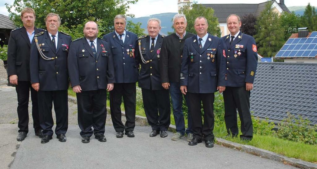 Eine Freundschaft über Grenzen hinweg Feuerwehren Breitenberg und Winterberg feiern 25 Jahre enge Verbindung Von Peter Reischl Zum Erinnerungsfoto stellten sich auf: (v. r.