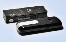 Für das Monitoring beringter Wendehälse wurden zwei unterschiedliche Modelle der circa 7 cm langen USB-Minikameras unterhalb des Einfluglochs an den bebrüteten Nistkästen installiert. Fotos: C. Zurek.