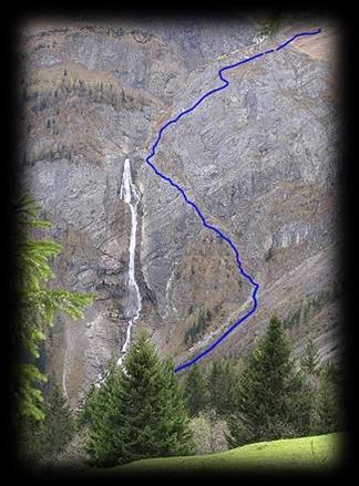 Die Aussicht zum Wasserfall und ins Tal hinunter ist grandios. Die Blumenpracht auf dem Klettersteig einzigartig.