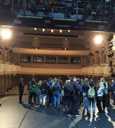 Theater Vorpommern Kulturwandertag: TOSCA ENTDECKEN 14+ Blick hinter die Kulissen, Workshop und Probenbesuch Theaterführung im Theater Stralsund / Foto: Anna Marlena Priebe Workshopleitung: Sabine