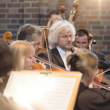 WORKSHOPS Instrumentenkunde 8+ Musiker der Neubrandenburger Philharmonie stellen ihr Instrument vor, machen die Schüler mit Funktion, Klangfarben und dem Rhythmus