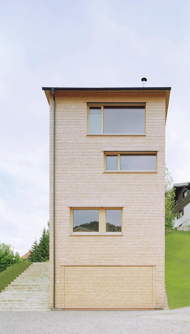at Zweimal Wohnen im Bregenzerwald: Lofthaus und Turmhaus in Hittisau von Georg Bechter Einmal in einer alten umgenutzten Scheune in Alleinlage, ein andermal als Neubau in Ortsrandlage.