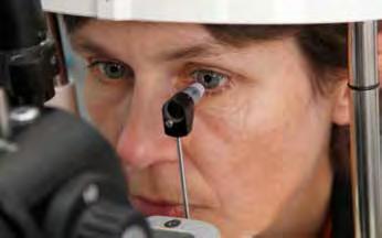 Augeninnendruckmessung: Hierbei wird die Kraft gemessen, die nötig ist, um die Hornhaut in einem definierten Bereich abzuflachen.