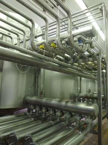 Rohrleitungsbau Hygienischer Rohrleitungsbau mit Rohrtrassen zur Aufnahme der Produktleitungen,