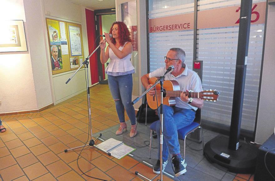 m Anschluss an die Vernissage gaben die beiden Künstler aus Alcalá la Real noch ein kleines Konzert im Rathausfoyer.