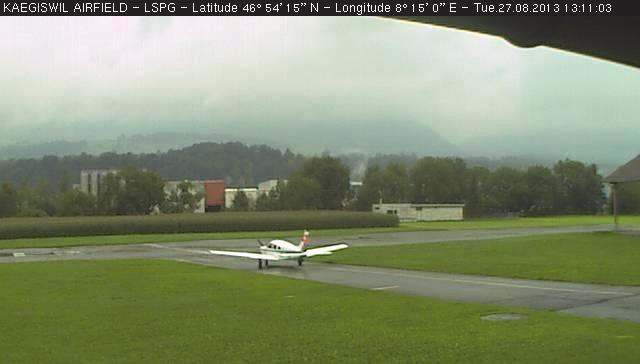 Abbildung 1: Aufnahme einer Webcam des Flugplatzes Kägiswil mit der kurz vor dem Start Der Pilot startete um 13:12 Uhr mit der von der Piste 03.