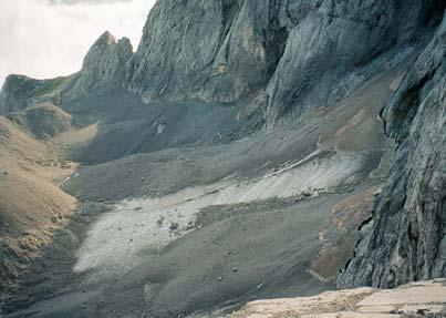Hohenwarter: Der Eiskargletscher 55 Abb. 7: Blick auf den Eisscheitel sowie den östlichen Gletscherteil im Rekordsommer 2003.