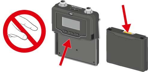 VORSICHT Beschädigung des Taschensenders und/oder des Akkus/Batteriefaches Wenn Sie die folgenden Kontakte berühren, können Sie diese verschmutzen oder