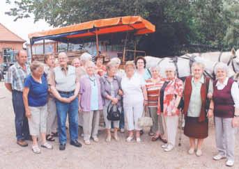 Sie unterhielten sich mit den Senioren, fotografierten und erzählten von den erlebnisreichen Tagen in Dreilützow. Ein Dankeschön an den Hobbyfotografen.