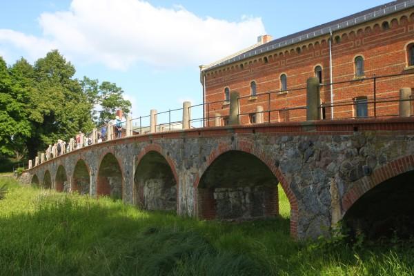 Vorbei am Rondell, auf Höhe des ehemaligen Schlosses, geht es zur Fliesenbrücke.