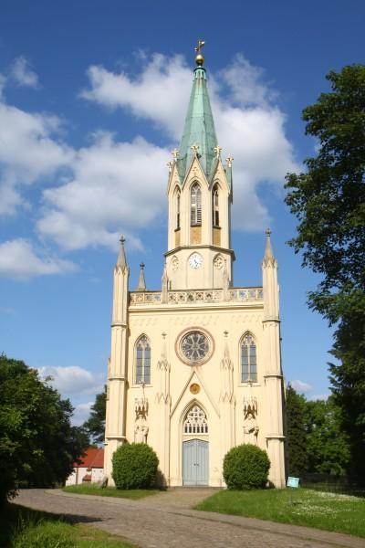 Südlich der Kirche befindet sich das Erbbegräbnis von 1860 derer von Schwerin.