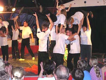 Wir Akrobaten im Zirkus Wir waren mit vielen anderen Schülern in der Akrobatikgruppe des Zirkusprojektes. Das war so toll, weil man da zeigen konnte, wie gelenkig man ist.