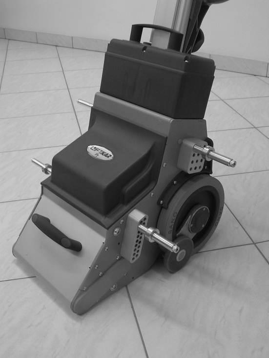 5.2.7 Aufnehmen der Rollstühle beim Liftkar PT-Plus und PT-Adapt Bei diesen beiden Treppensteigermodellen werden die Hubeinheiten mit Adapterhalterungen an den Rollstühlen befestigt.