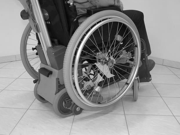 ) Hinweis 4: Wenn die Räder vom Rollstuhl abgenommen sind, kann man auf der Ebene selbstverständlich auch auf den Laufrädern des Liftkar PT gut fahren.