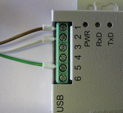 Der geschirmte 3-leiter wird wie folgt an den Anschlussklemmen auf dem EasySYNC Konverter angeschlossen: Aderfarbe EasySYNC GWAB11 Braun 1 - (minus) Weiß 2 + (plus) Grün 5 COM Der Kabelschirm darf