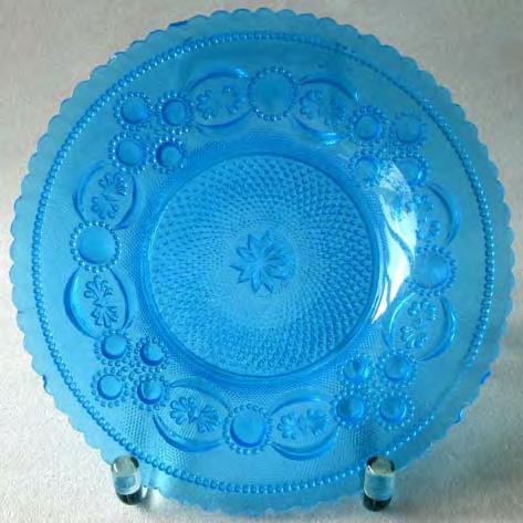 Abb. 2011-3/090 Teller mit Blüten-Dekor blaues Glas, H 2,5 cm, D 18,0 cm Sammlung Vogt PV 1622 vgl.