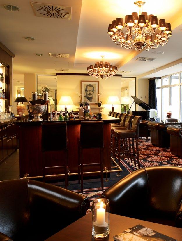 Genießen Sie die größte Rumsammlung Süddeutschlands Hemingway Bar Schwere Ledersessel, strahlende Kronleuchter und