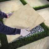 Entfernen Sie anschließend die Platte, schälen Sie die Rasensode innerhalb des markierten Plattenumrisses ab und heben Sie den Boden 5-6 cm