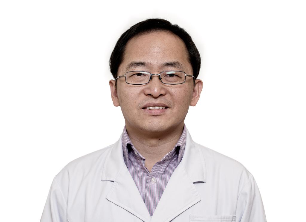 Portrait Xuefeng Wang TCM-SPEZIALIST Ausbildung 1991 1996 TCM-Studium an der Universität für TCM in Shanghai, China 2000 2003 Master-Abschluss für integrierte chinesische und westliche Medizin an der