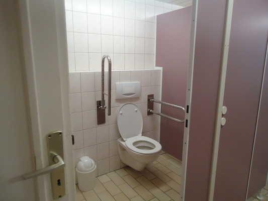 Menschen mit Behinderung Öffentliches Damen-WC für Menschen mit Behinderung Toilettentür Damen-WC für Menschen mit Behinderung innen Die
