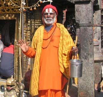 Von allen Seiten sind Gebetsfahnen bis hinauf zur Spitze gespannt, im Wind flatternd werden so die Gebete zu den Göttern getragen. Bhaktapur- wahrscheinlich im 9.