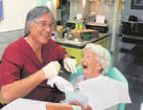 , aus München, die sich im Alter von 99 Jahren in nur 20 Minuten mit 4 Implantaten ihre Prothese fixieren ließ.