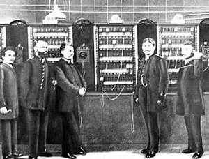 Geschichte des Telefons Handvermittlung Erstes Fernsprechnetz in Berlin mit 8 Teilnehmern Ab dem Jahr 1881 wurden die ersten Fernsprechnetze eingerichtet.
