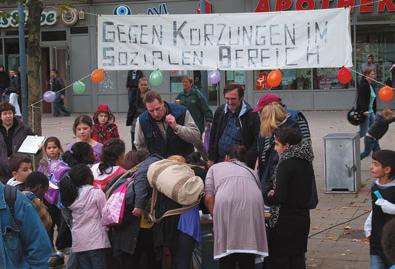 Zu einem Protest gegen diese Kürzungen rief am vergangenen Mittwoch die Arbeitsgemeinschaft Kirchdorf, AG Kirchdorf, in der die Kultur-, Bildungs- und sozialen Einrichtungen Kirchdorfs