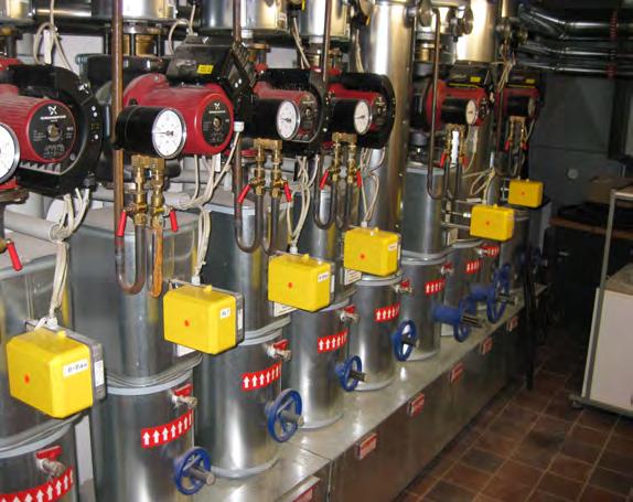 Die einzelnen Heizkreise wurden mit energieeffizienten, drehzahlgeregelten Pumpen (siehe Bild) ausgestattet.
