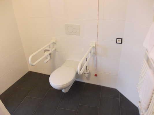 WC Tiefe der WC-Schüssel: 70 cm. Bewegungsfläche links neben dem WC - Breite: 93 cm. Bewegungsfläche links neben dem WC - Tiefe: 70 cm.