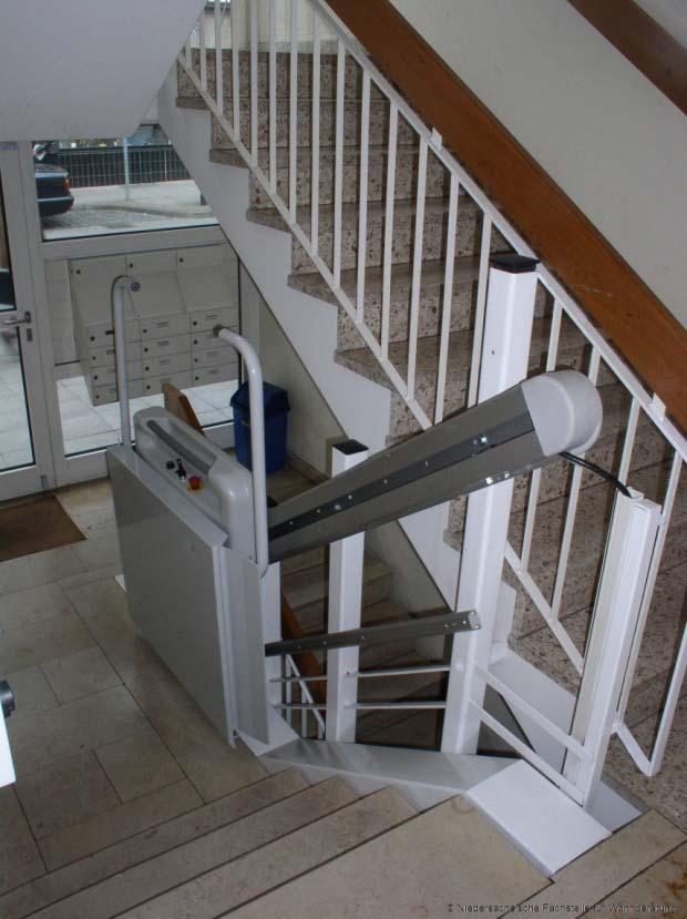 Oder Innen: im Mehrfamilienhaus unter Beibehaltung der Treppenbreite: Beim Einbau von Treppenliften in Mehrfamilienhäusern ist darauf zu achten: ob es sich um eine (zur Brandrettung) notwendige