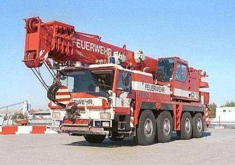 Feuerwehrkran FwK Kranfahrzeug mit zusätzlicher feuerwehrtechnischer Ausstattung Dient zum