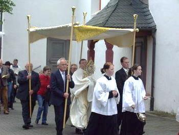 Pfarrei WZ vom 13.6.2009 Pfarrei WZ vom 30.6.2009 Mit einer feierlichen Prozession begingen die katholischen Christen der Pfarrei St. Maria Magdalena in Dorn-Assenheim den Fronleichnamstag.