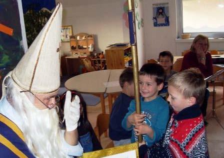 Aktivitäten in der Kita St. Elisabeth zu berichten Reichelsheim Dorn-Assenheim (hh.) Da staunten die Kinder nicht schlecht, als plötzlich der Heilige Nikolaus an die Tür klopfte.