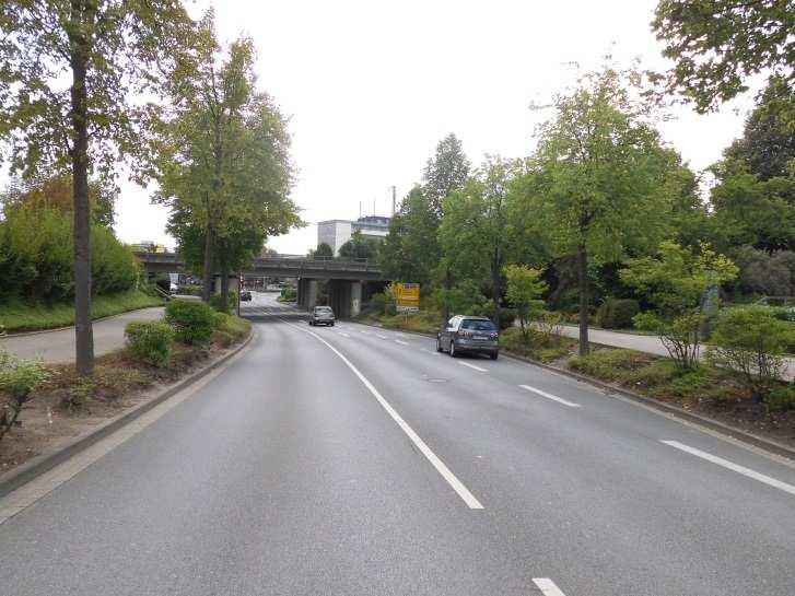 Variantenuntersuchung zur Schaffung einer weiteren Bahnquerung in Oelde Seite 9 5. Die in Oelde am Zentralsten gelegene Bahnquerung ist die Unterführung im Zuge der L 793- Warendorfer Straße.