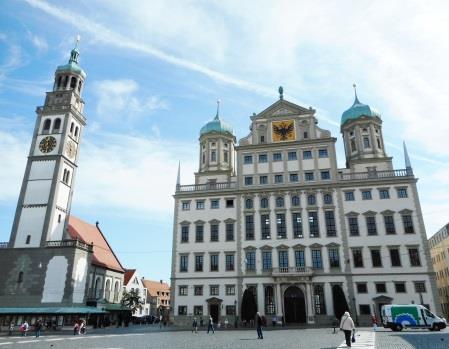 Da wir mitten in der Stadt sind, ist es natürlich auch ein lauter Start mit viel Autosverkehr. Aber gleich neben der Kirche führt ein guter Radweg Richtung Marktplatz.