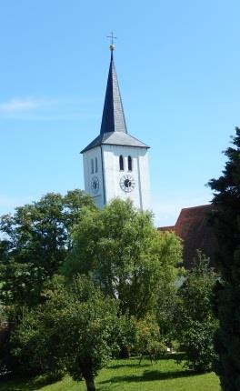 In Schöneschach ist aber schon der Scheitelpunkt erreicht. Die Dorfkapelle und der historische Wegweiser am Dorfplatz laden zum Verweilen.