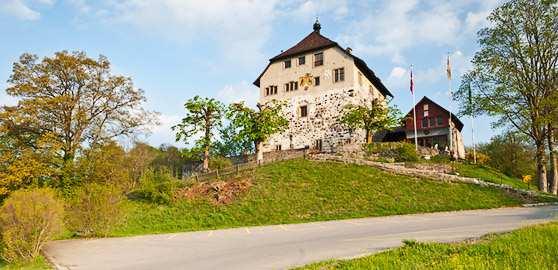 direktem Terrassenzugang sowie eine grosse Nasszelle mit Bad und Dusche.