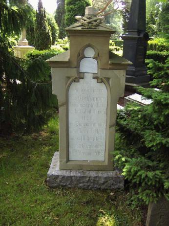 Grabmal Fedor von Goldammer Er war Bürgermeister in Odenkirchen von 1858 1861 Es wurde 1996 restauriert und vom