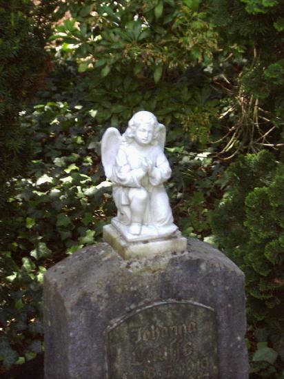 Engel auf einem Kindergrab